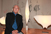 Licht Designer Ingo Maurer vor Lampen mit Schirmen aus speziellem Edel-Papier (Foto. MartiN Schmitz)